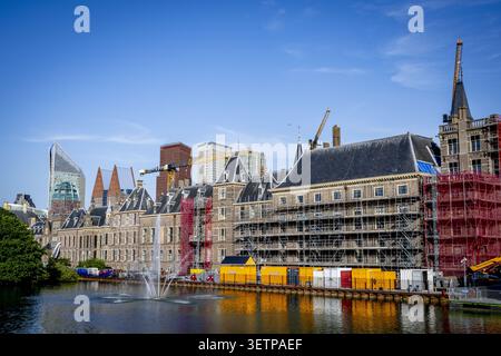 L'AIA - ristrutturazione al Binnenhof a l'Aia. Il Binnenhof è in fase di ristrutturazione dal 1° ottobre 2021. L'obiettivo è quello di rendere gli edifici che ospitano la prima e la seconda camera, tra gli altri, a prova di futuro. La ristrutturazione del Binnenhof a l'Aia sta diventando di nuovo più costosa. ROBIN UTRECHT /ANP netherlands Out - belgium Out Foto Stock