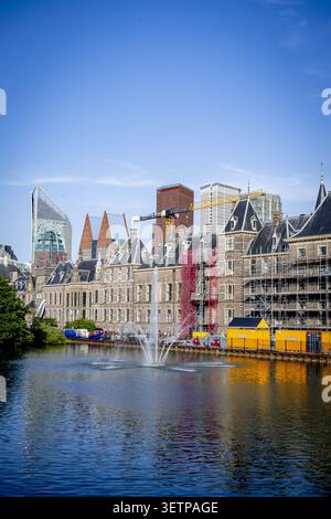L'AIA - ristrutturazione al Binnenhof a l'Aia. Il Binnenhof è in fase di ristrutturazione dal 1° ottobre 2021. L'obiettivo è quello di rendere gli edifici che ospitano la prima e la seconda camera, tra gli altri, a prova di futuro. La ristrutturazione del Binnenhof a l'Aia sta diventando di nuovo più costosa. ROBIN UTRECHT /ANP netherlands Out - belgium Out Foto Stock