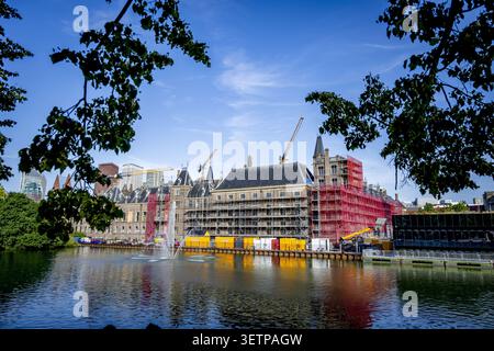L'AIA - ristrutturazione al Binnenhof a l'Aia. Il Binnenhof è in fase di ristrutturazione dal 1° ottobre 2021. L'obiettivo è quello di rendere gli edifici che ospitano la prima e la seconda camera, tra gli altri, a prova di futuro. La ristrutturazione del Binnenhof a l'Aia sta diventando di nuovo più costosa. ROBIN UTRECHT /ANP netherlands Out - belgium Out Foto Stock
