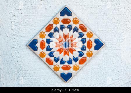 motivo decorativo in ceramica a rombo sulla parete Foto Stock