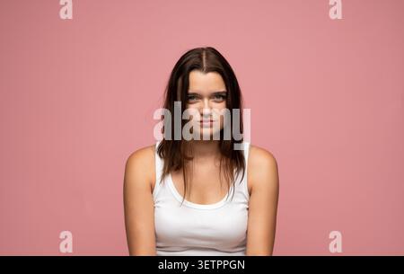 Giovane donna che si sente preoccupata e stressata, avendo una lotta emotiva con problemi di salute mentale e problemi di ansia Foto Stock