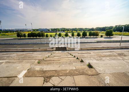 Prospettiva ad alto angolo dei gradini di pietra intemprati dello Zeppelinfeld di Norimberga. Il colpo cattura la scala centrale, la pista asfaltata sottostante Foto Stock