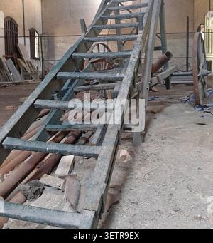 Antica struttura mobile in ferro industriale nei magazzini storici della stazione ferroviaria Internazionale di Canfranc prima del restauro, Huesca, Spagna Foto Stock