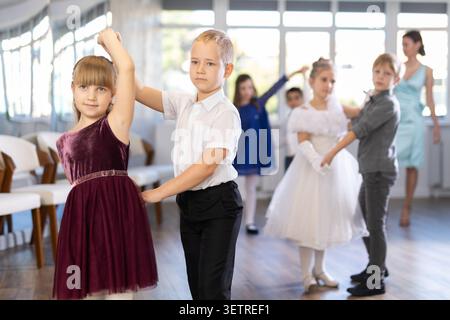 I bambini ballano a coppie durante le feste Foto Stock