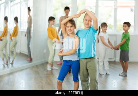 I bambini in età preadolescente imparano a ballare il valzer in coppia nella classe di coreografia Foto Stock