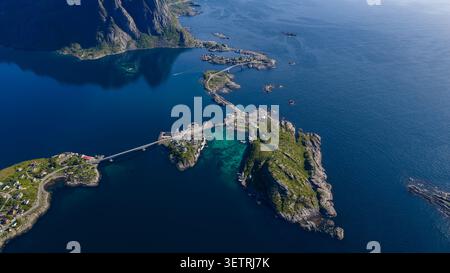 Splendida vista aerea delle isole Lofoten con scogliere spettacolari, acque turchesi e incantevoli insediamenti costieri collegati da ponti. Foto Stock