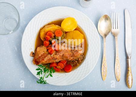Porzione fresca di costolette guarnite con verdure Foto Stock