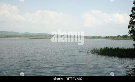 Una tranquilla e panoramica vista del bacino idrico di Gajah Mungkur con lussureggiante Foto Stock