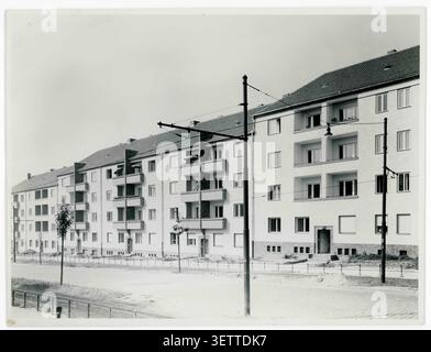 Edifici residenziali degli anni '1930, Berlino, fila di edifici residenziali di nuova costruzione lungo una strada tranquilla, tram, intorno al 1935, Rudolf Henschel Foto Stock