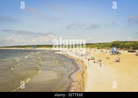 Gente che si gode la soleggiata giornata estiva sulla spiaggia nel famoso resort. Palanga. Lituania Foto Stock