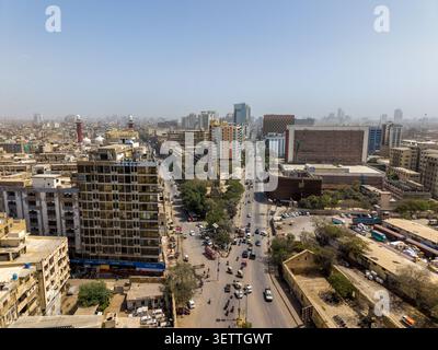 Veduta aerea di I.I. Chundrigar Road caratterizzata da una densa architettura urbana, alti edifici per uffici e affollato flusso di traffico nel quartiere finanziario di Foto Stock