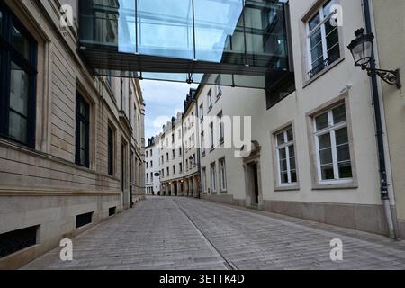 Passaggio tra due edifici in Lussemburgo Foto Stock