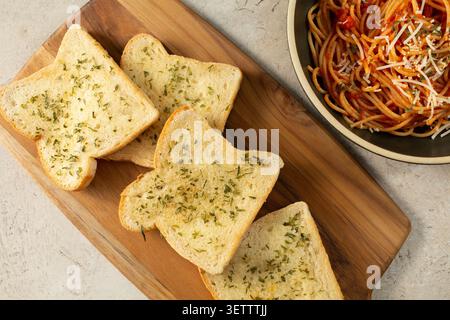 Vista dall'alto sul pane all'aglio senza glutine e senza latticini. Foto Stock