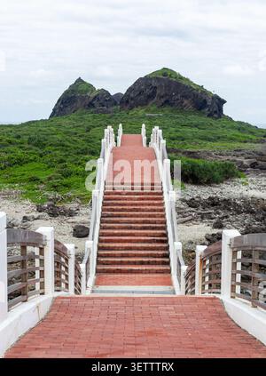 Ponte Sanxiantai che conduce ad un'isola panoramica a Taiwan. Foto Stock