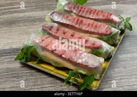 Vista di un piatto di involtini di pasta di maiale. Foto Stock