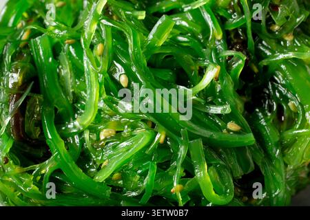 Una vista dall'alto verso il basso di una pila di insalata wakame. Foto Stock