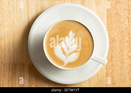 Vista dall'alto di una bevanda a base di caffè latte, con latte art. Foto Stock