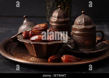Autentico tè mediorientale e datteri Foto Stock