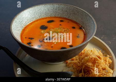 Vista su una ciotola di zuppa di miso di pesce piccante. Foto Stock