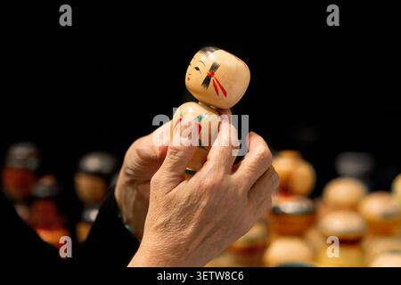 Bambole Kokeshi tradizionali giapponesi in legno Foto Stock
