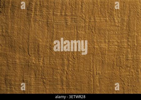 Primo piano di materiale tessile in tessuto giallo. Sfondo perfetto per design minimalisti, moodboard alla moda, modelli di arredamento per la casa o prodotti organici Foto Stock