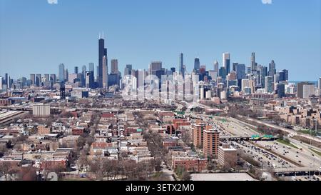 Vista aerea dello skyline di Chicago con la Willis Tower e i grattacieli circostanti, con aree residenziali urbane e una trafficata autostrada a Chicago, Foto Stock