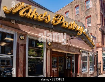 Boston, Massachusetts, Stati Uniti-26 maggio 2026: Ingresso all'iconica e famosa pasticceria Mike's nel North End, un quartiere storicamente italiano. Foto Stock