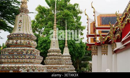 Stupa colorati e dettagli del tetto dorato al tempio buddista wat Pho Foto Stock