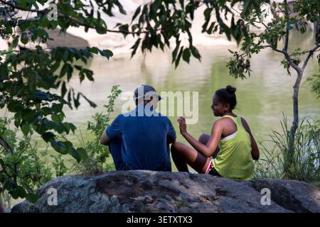 29 giugno 2014 "il presidente condivide un momento tranquillo con sua figlia Sasha durante un'escursione padre e figlia a Great Falls, Virginia." (Foto ufficiale della Casa Bianca di Pete Souza) questa fotografia ufficiale della Casa Bianca è resa disponibile solo per la pubblicazione da parte delle agenzie di stampa e/o per uso personale per la stampa da parte del soggetto o dei soggetti della fotografia. La fotografia non può essere manipolata in alcun modo e non può essere utilizzata in materiali commerciali o politici, pubblicità, e-mail, prodotti, promozioni che suggeriscano in qualsiasi modo l'approvazione o l'approvazione del Presidente, della prima famiglia o della W Foto Stock