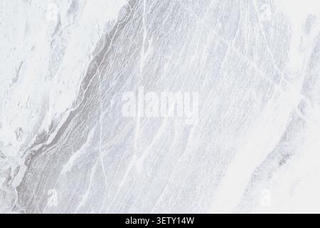 Sfondo piatto astratto con una texture di piastrelle in ceramica di marmo bianco e grigio chiaro, che mostra eleganti venature di pietra naturale per interni moderni e di lusso Foto Stock