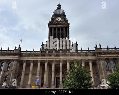 Facciata neoclassica e torre dell'orologio ornata di Leeds Town Hall, City Centre, Leeds. Presenta colonne corinzie e architettura vittoriana. Foto Stock