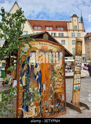 Tallinn, Estonia - 15 agosto 2020: Segno di legno dipinto a mano di Sant'Ildegarda con uccelli e piante in una bancarella del mercato, Tallinn Medieval Days Foto Stock