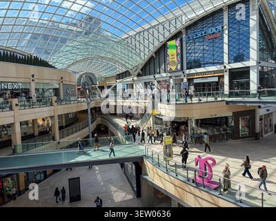 Moderno tetto in vetro architettonico sopra l'interno del centro commerciale Trinity Leeds a Leeds, Regno Unito, con negozi al dettaglio e pedoni. Foto Stock