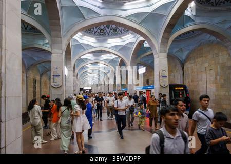 Tashkent, Uzbekistan - 6 giugno 2026: I passeggeri utilizzano una stazione decorata della metropolitana di Tashkent, nota per la sua architettura e il design distintivi. Foto Stock