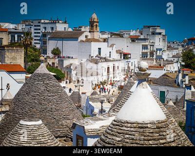 Vista aerea in droni delle strade della città vecchia di Alberobello con tradizionali case di trulli bianchi, architettura del villaggio pugliese e patrimonio dell'umanità dell'UNESCO, Italia Foto Stock
