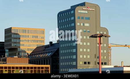 Il paesaggio urbano di Stoccolma presenta vari edifici di uffici aziendali moderni sotto il cielo limpido Foto Stock