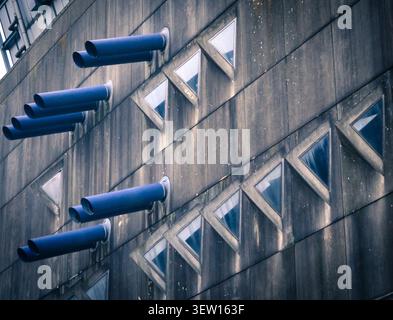 Mäusebunker (Tierversuchsanstalt) dettaglio della facciata con tubi e finestre triangolari, brutale architettura berlinese Foto Stock
