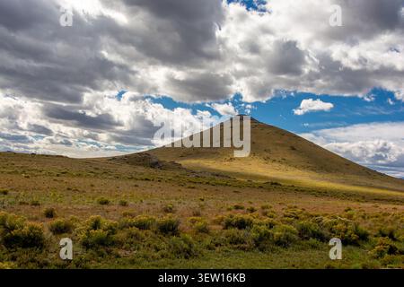 Collina a forma di piramide nella Wet Mountain Valley vicino a Westcliffe, Custer County, Colorado, sotto cieli parzialmente nuvolosi di settembre. Foto Stock