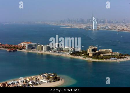 Vista elevata del Burj al Arab e dello skyline di Dubai da Palm Jumeirah, Emirati Arabi Uniti Foto Stock