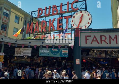 Pike Place Market a Seattle, Washington, con bancarelle affollate, cartelloni vivaci e folle vivaci che catturano l'atmosfera iconica di questa storica città Foto Stock