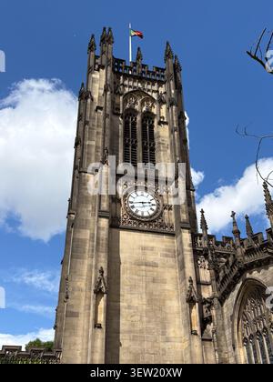 Vista della storica torre dell'orologio tardogotica presso la Cattedrale di Manchester nel centro di Manchester. Foto Stock