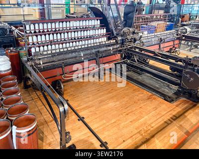 Mulo da filatura industriale tessile d'epoca in mostra al Museo della Scienza e dell'industria di Manchester, Inghilterra. Foto Stock