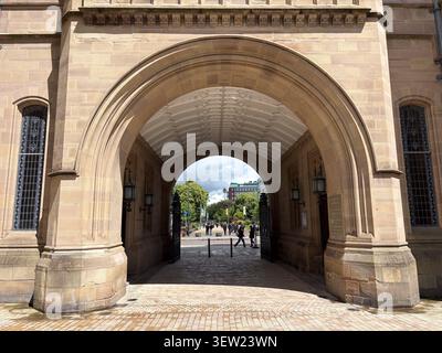 Ingresso in pietra Queen's Arch all'Università di Manchester, Manchester, Regno Unito. Foto Stock