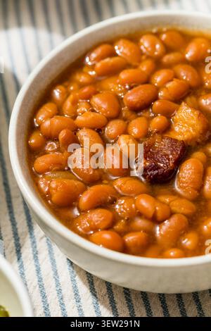 Fagioli cotti al barbecue in salsa con pancetta per le festività del 4 luglio Foto Stock