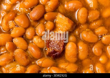 Fagioli cotti al barbecue in salsa con pancetta per le festività del 4 luglio Foto Stock