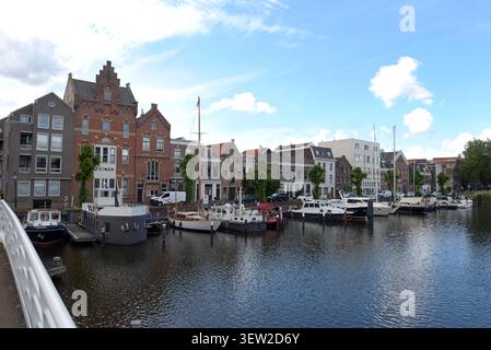 Una vista delle tradizionali case olandesi lungo Voorhaven, una strada storica nel quartiere Delfshaven di Rotterdam, giugno 2026 Foto Stock
