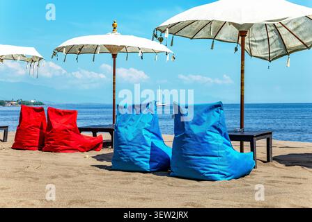 Tavoli e sedie sulla spiaggia, Bali, Indonesia, Sud-est asiatico. Tavoli e sedie con vista sul mare, Bali, Indonesia. Foto Stock
