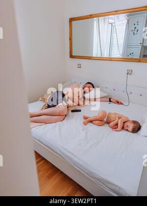 Padre e bambino giocano sul letto a casa Foto Stock