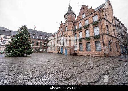 Il municipio storico in mattoni decorato per la stagione delle feste su Marktplatz con un grande albero di Natale a Düsseldorf, Germania. Foto Stock