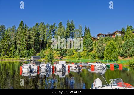 Molo con motoscafi in un lago nella foresta una bella giornata di sole Foto Stock